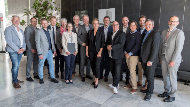Der Bewilligungsbescheid wurde am 31.05.2023 dem Projektkonsortium übergeben. (Foto: G. Bäldle/BSW) Der Bewilligungsbescheid wurde am 31.05.2023 dem Projektkonsortium übergeben. (Foto: G. Bäldle/BSW)